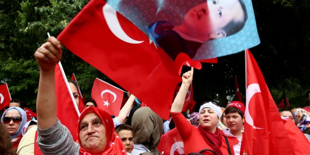 Demonstranten versammeln sich vor der türkischen Botschaft in Berlin, um gegen den Putschversuch zu demonstrieren