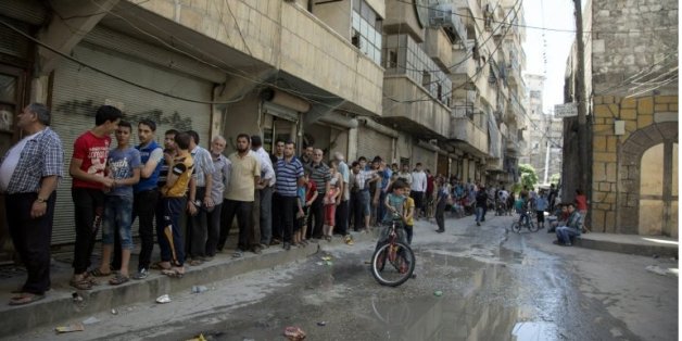 Des Syriens font la queue pour acheter du pain à Alep le 12 juillet 2016