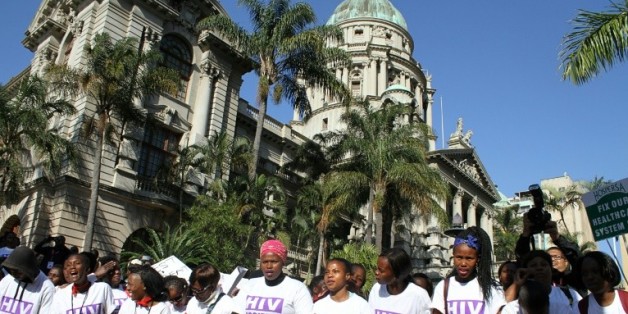 Des centaines d'activistes défilent contre le Sida en marge de la 21eme conférence internationale sur le Sida, à Durban, le 18 juillet 2016