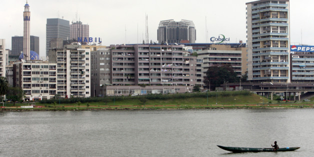 A man paddles his canoe on the Ebrie Lagoon, the main lagoon of Abidjan, southeastern Ivory Coast September 14, 2006. The Ivorian minister for construction and town planning Amon Tanoh of the dissolved government has revealed on Wednesday during a meeting that the Bay of Cocody, the bay of the main lagoon of Abidjan, has been polluted by the toxic waste dumped in the area of Abidjan zoo. REUTERS/Luc Gnago (IVORY COAST)