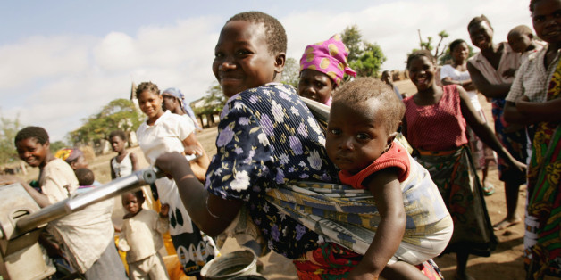 Die Wasserfilteranlage "Paul" versorgt hunderttausende Menschen auf der Welt mit Frischwasser. Dieses Archvibild aus dem Jahr 2005 zeigt ein Familie, die Frischwasser von einer Pumpe in ihrem Dorf in Mozambique gewinnt