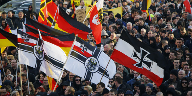 Pegida-Anhänger demonstrieren mit Reichskriegsflagge in Dresden