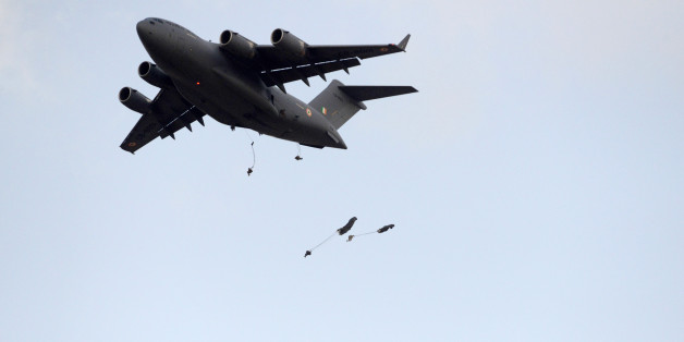Indian Air Force (IAF) paratroopers jump from an IAF C -17 Plane during IAF Exercise Iron Fist 2016 at Pokhran in the western Indian state of Rajasthan on March 18, 2016. / AFP / SAM PANTHAKY (Photo credit should read SAM PANTHAKY/AFP/Getty Images)