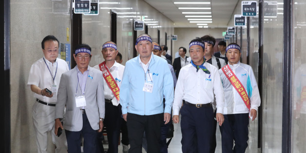 김항곤 성주군수(앞줄 왼쪽 세번째)가 21일 오후 국회를 방문해 새누리당 이완영 의원, 사드 투쟁위 대표들과 정진석 원내대표실로 향하고 있다.