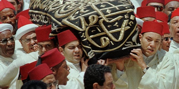King Mohamed VI, right, and his brother Moulay Rachid, left, carry the coffin containing the remains of their father King Hassan II during the funeral at the Royal Palace in Rabat, Morocco, Sunday July 25, 1999. (AP Photo)