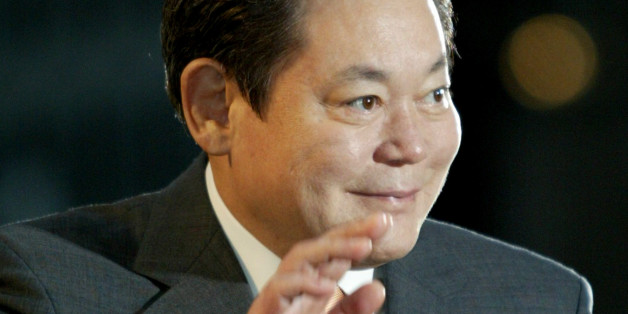 Samsung Group's owner Lee Gun-hee takes part in the welcoming ceremony for the Olympic flame in Seoul June 7, 2004. South Korean electronics giant Samsung is the second major sponsor of the 2004 Athens Olympics' 'Torch Relay', following Coca Cola, and worldwide sponsor of the Olympic Games in the wireless telecommunications equipment category. REUTERS/Kim Kyung-Hoon KKH/TW