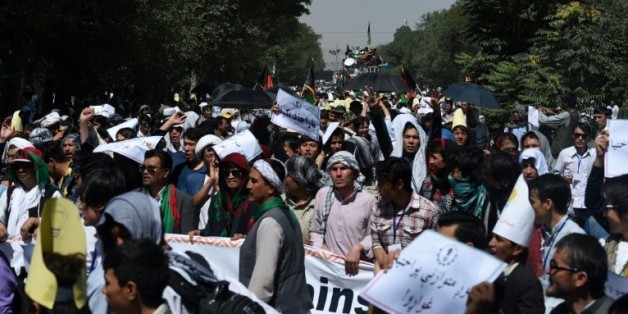 Des manifestants de la communauté hazara défilent contre un projet de ligne à haute-tension qui délaisse leur territoire à Kaboul en Afghanistan, le 23 juillet 2016
