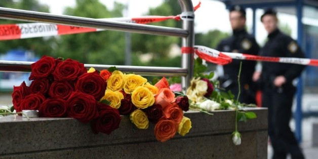 Des fleurs sont déposées en hommage aux victime de la fusillade dans un centre commercial de Munich, le 23 juillet 2016