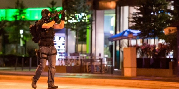 Un policier sécurise les abords du centre commercial de Munich où a eu lieu une fusillade qui a fait 9 morts, le 22 juillet 2016