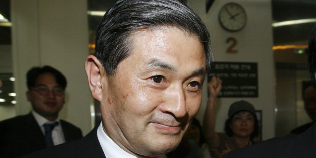 Stem cell scientist Hwang Woo-suk arrives for his trial at a court in Seoul June 19, 2007. Hwang, once celebrated as a national hero after raising hopes that his work could one day lead to cures for such illnesses as diabetes and spinal cord injuries, was indicted in May last year on charges of fraud and embezzlement related to his research. REUTERS/Jo Yong-Hak (SOUTH KOREA)