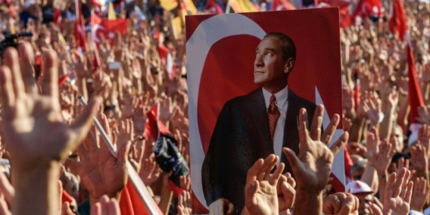 Le portrait de Mustafa Kemal Atatürk, brandi lors de la manifestation de l'opposition le 24 juillet 2016 place Taksim à Istanbul