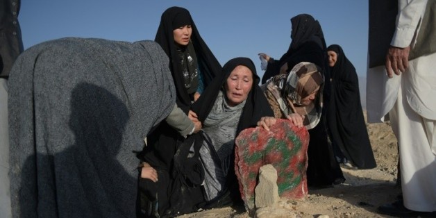 Une Afghane sur la tombe de son fils tué dans un attentat-suicide, le 25 juillet 2016 à Kaboul