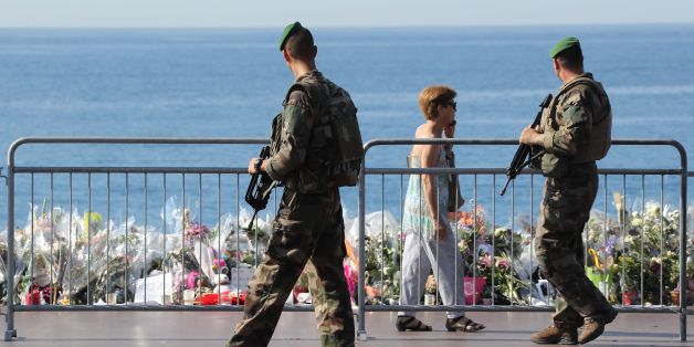 Polizisten nach dem Anschlag in Nizza
