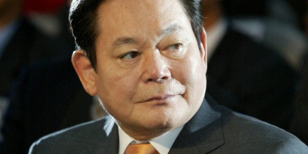 Samsung Group's owner Lee Gun-hee takes part in the welcoming ceremony for the Olympic flame in Seoul June 7, 2004. South Korean electronics giant Samsung is the second major sponsor of the 2004 Athens Olympics' 'Torch Relay', following Coca Cola, and worldwide sponsor of the Olympic Games in the wireless telecommunications equipment category. REUTERS/Kim Kyung-Hoon KKH/TW