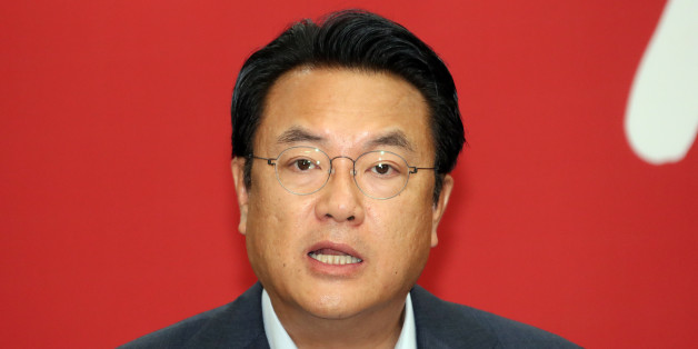 새누리당 정진석 원내대표가 27일 오전 서울 여의도 당사에서 열린 혁신비상대책위원회 회의에서 사드(THAAD·고고도미사일방어체계) 배치 지역인 경북 성주 시민과 야권 일부의 반발과 관련해 "국가의 안전 없이는 국민의 안전, 성주의 안전도 있을 수 없다"고 밝히고 있다.