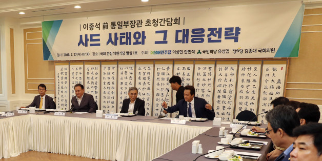 이종석 전 통일부 장관이 27일 오전 국회 귀빈식당에서 열린 사드사태와 그 대응전략 간담회에서 발언을 하고 있다.