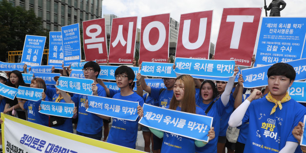 14일 오후 서울 광화문광장에서 경제민주화넷과 청년광장 주최로 열린 '제2의 옥시를 막자' 집중서명운동 캠페인에서 참가자들이 구호를 외치고 있다.