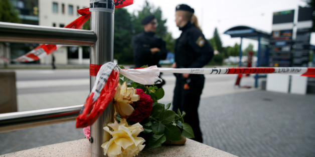 Blumen, die am OEZ in München nach dem Amoklauf niedergelegt werden.