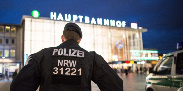 Ein Polizist am Kölner Hauptbahnhof