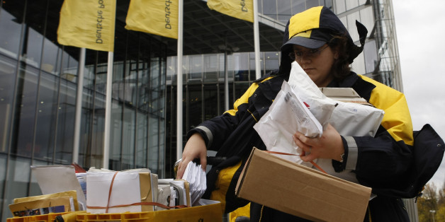 Eine Paketzustellerin mit den Lieferungen eines Tages