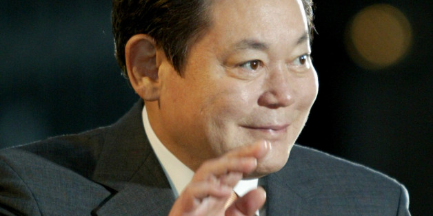 Samsung Group's owner Lee Gun-hee takes part in the welcoming ceremony for the Olympic flame in Seoul June 7, 2004. South Korean electronics giant Samsung is the second major sponsor of the 2004 Athens Olympics' 'Torch Relay', following Coca Cola, and worldwide sponsor of the Olympic Games in the wireless telecommunications equipment category. REUTERS/Kim Kyung-Hoon KKH/TW