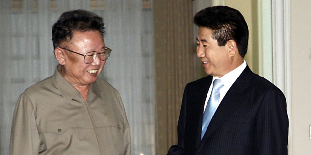 North Korean leader Kim Jong-il (L) talks with South Korean President Roh Moo-hyun before their inter-Korean summit in Pyongyang, the capital of North Korea, October 3, 2007. South Korea's president hold formal talks with reclusive North Korean leader Kim Jong-il on Wednesday, after the second summit of two states technically still at war got off to a cool start. REUTERS/Korea Pool (NORTH KOREA) KOREA OUT. EDITORIAL USE ONLY. NOT FOR SALE FOR MARKETING OR ADVERTISING CAMPAIGNS.