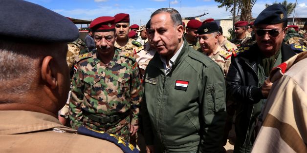 Iraqi Defence Minister Khaled Al-Obeidi (C) meets soldiers holding a position on the frontline during a visit on the outskirts of Makhmur, about 280 kilometres (175 miles) north of the capital Baghdad, on March 30, 2016, during a military operation to recapture the northern Nineveh province from Islamic State group jihadists. Iraqi army troops and allied paramilitary fighters on March 24 launched a major offensive aimed at retaking the northern Nineveh province, the capital of which, Mosul, is t