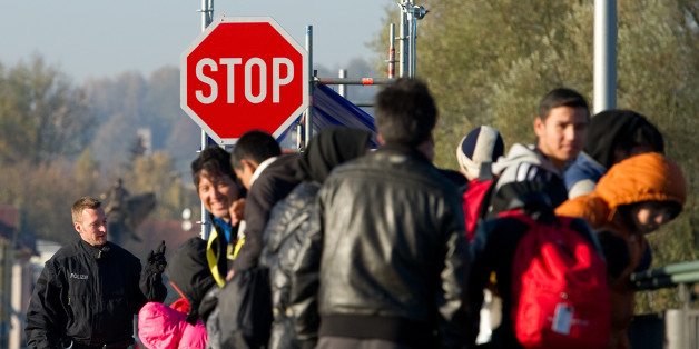Flüchtlinge warteten im November in Simbach am Inn (Bayern) auf der Innbrücke auf ihren Grenzübertritt.