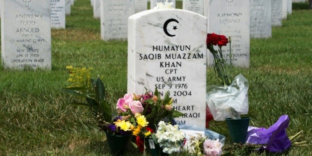 La tombe du capitaine Humayun Khan, mort en Irak en 2004 en tentant de sauver ses hommes, à Arlington, en Virginie, le 1er août 2016 © AFP Paul J. Richards