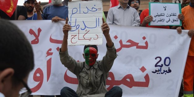 Plusieurs dizaines de manifestants ont tenu un sit-in, mercredi 3 août, devant le parlement à Rabat