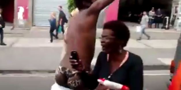 Un porteur de la flamme olympique a descendu son pantalon en protestation à Michel Temer.