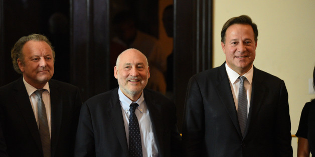 Le président du Panama Juan Carlos Varela (à droite) avec le prix Nobel d'économie Joseph Stiglitz et l'expert anti-corruption suisse Mark Pieth le 29 avril,2016