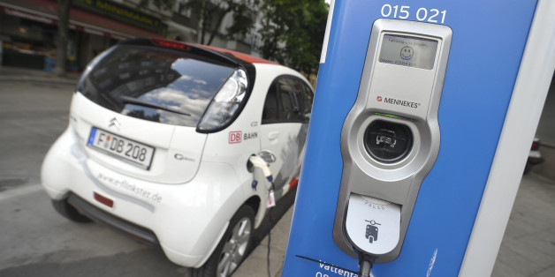 Ein Elektroauto an einer Ladesäule in Berlin