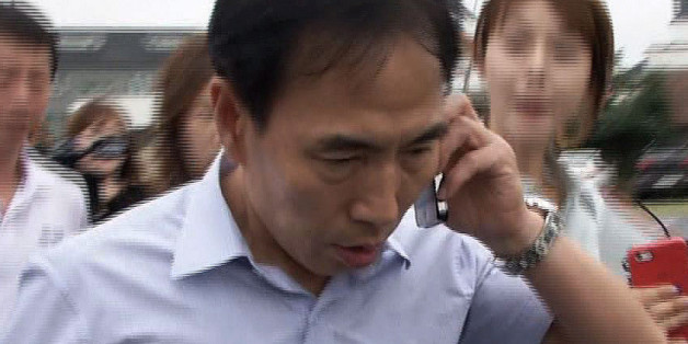 김수창 전 제주지검장이 2014년 8월 제주지검장 관사를 나오다 취재진에게 질문을 받고 있다. 공연음란 혐의를 받자 사임한 김 전 지검장은 이날 관사에 짐을 싸러 왔던 것으로 알려졌다.