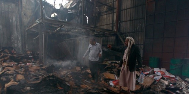 Une usine de produits alimentaires au centre de Sanaa après un raid aérien, le 9 août 2016