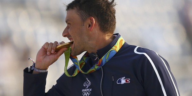 Pourquoi les athlètes mordent-ils leur médaille aux JO de Rio ?