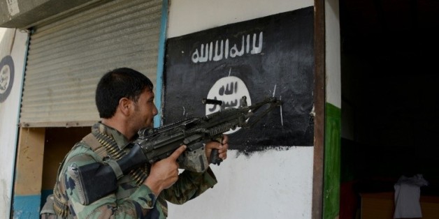 Un soldat de l'armée afghane pointe son arme sur un drapeau de Daech, le 26 juillet 2016 © AFP/Archives NOORULLAH SHIRZADA