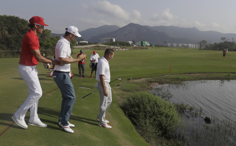 Les joueurs de golf croisent de sacrées créatures sur le parcours des