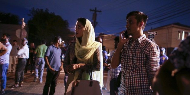 Des membres de la communauté rassemblés près de la mosquée Al-Furqan à Ozone Park