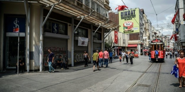 Nombreuses boutiques fermées sur l'avenue Istiklal à Istanbul, le 12 août 2016