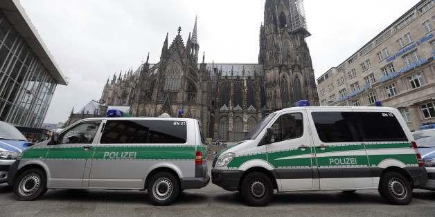 Polizeiautos vor dem Kölner Dom