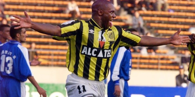 Dalian Atkinson de l'équipe saoudienne Al-Ittihad le 16 avril 1999 à Tokyo