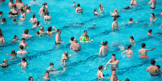 Badegäste in einem Schwimmbad (Symbolbild)