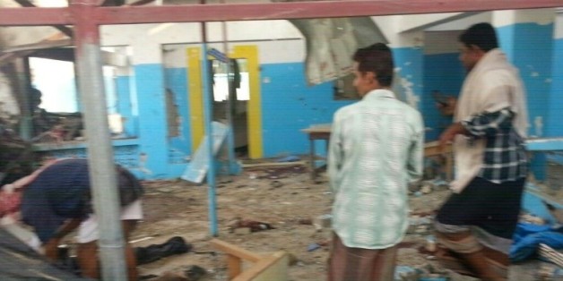 Photo fournie par Médecins sans frontières (MSF) montrant les dégâts dans un hôpital touché par un raid aérien dans la ville d'Abs au Yémen, le 15 août 2016