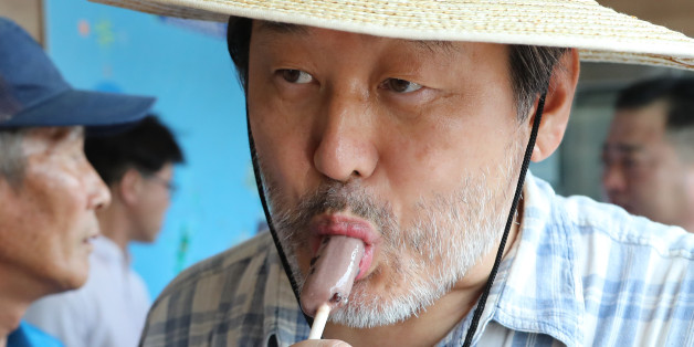 새누리당 김무성 전 대표가 10일 오후 전남 목포시 여객터미널에서 김대중 전 대통령의 생가가 있는 신안군 하의도로 향하는 배에 오르기 전 아이스크림을 먹으며 더위를 식히고 있다.
