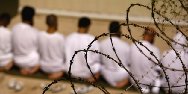 Des détenus prient à l'aube dans la prison américaine de Guantanamo, le 28 octobre 2009