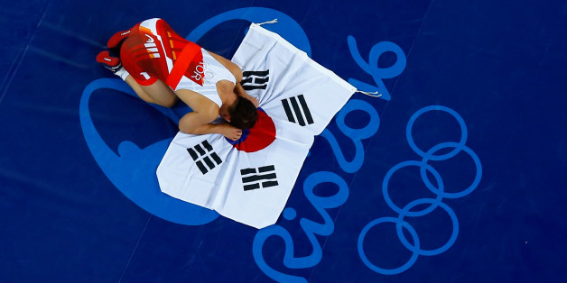 2016 Rio Olympics - Wrestling - Final - Men's Greco-Roman 75 kg Bronze - Carioca Arena 2 - Rio de Janeiro, Brazil - 14/08/2016. Kim Hyeon-Woo (KOR) of South Korea celebrates winning the bronze medal after the victory over Bozo Starcevic (CRO) of Croatia. REUTERS/Toru Hanai TPX IMAGES OF THE DAY. FOR EDITORIAL USE ONLY. NOT FOR SALE FOR MARKETING OR ADVERTISING CAMPAIGNS.