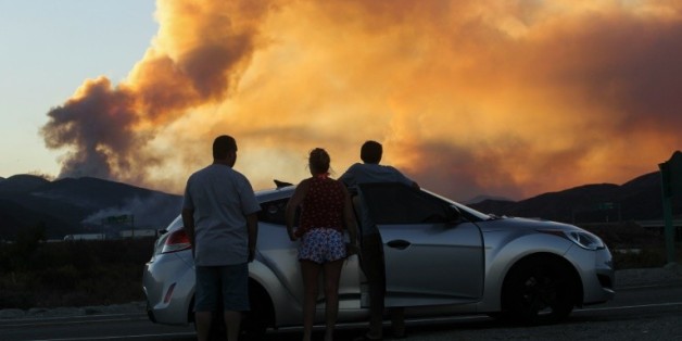 Des gens observent l'incendie de Blue Cut à l'est de Los Angeles, aux Etats-Unis, le 16 août 2016