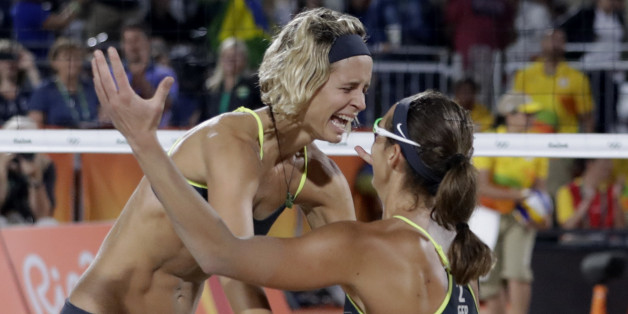 Kira Walkenhorst und Laura Ludwig freuen sich über Gold
