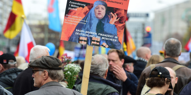 Caricature d'Angela Merkel en burqa lors d'une manifestation contre sa politique d'accueil des migrants